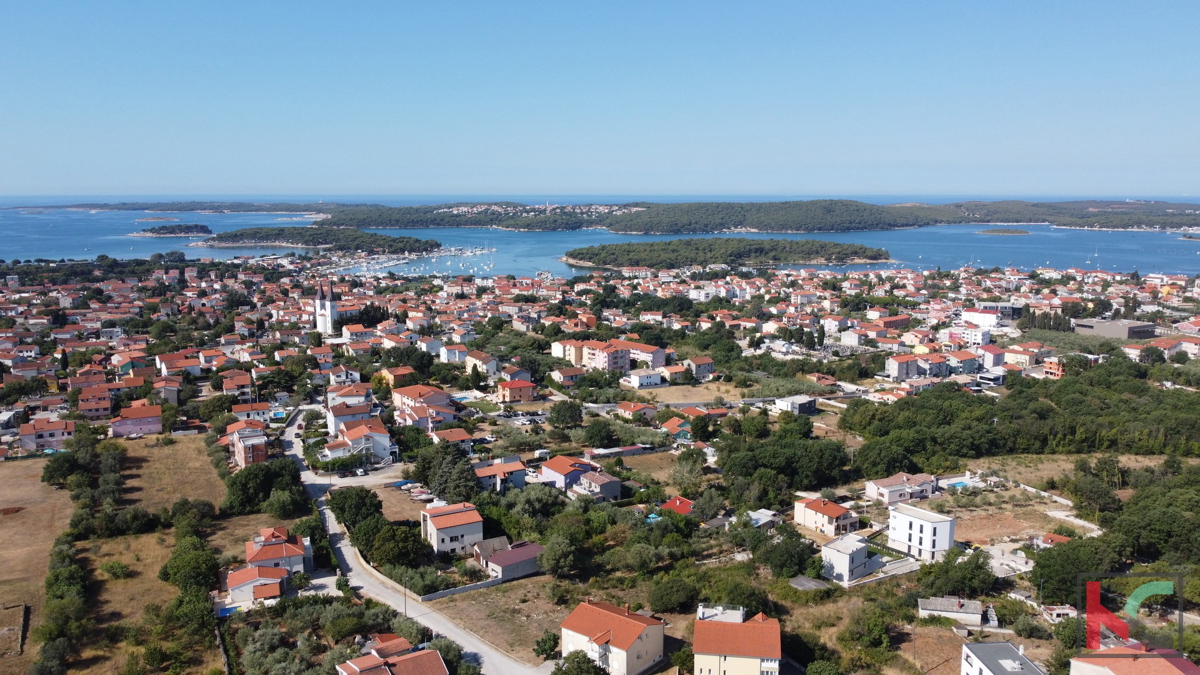 Istra, Medulin, moderna vila z bazenom v gradnji, pogled na Medulinski zaliv