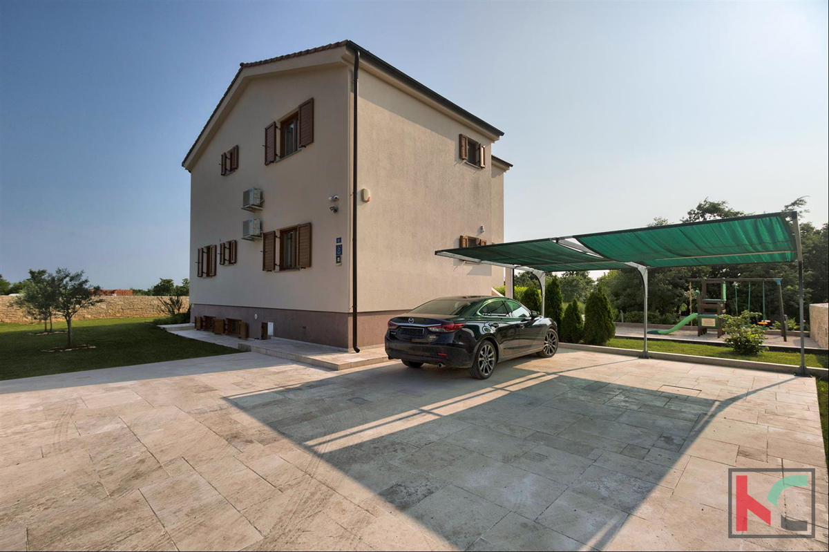 Štokovci - Luksuzna vila s 4 * z vrtom 2000m2