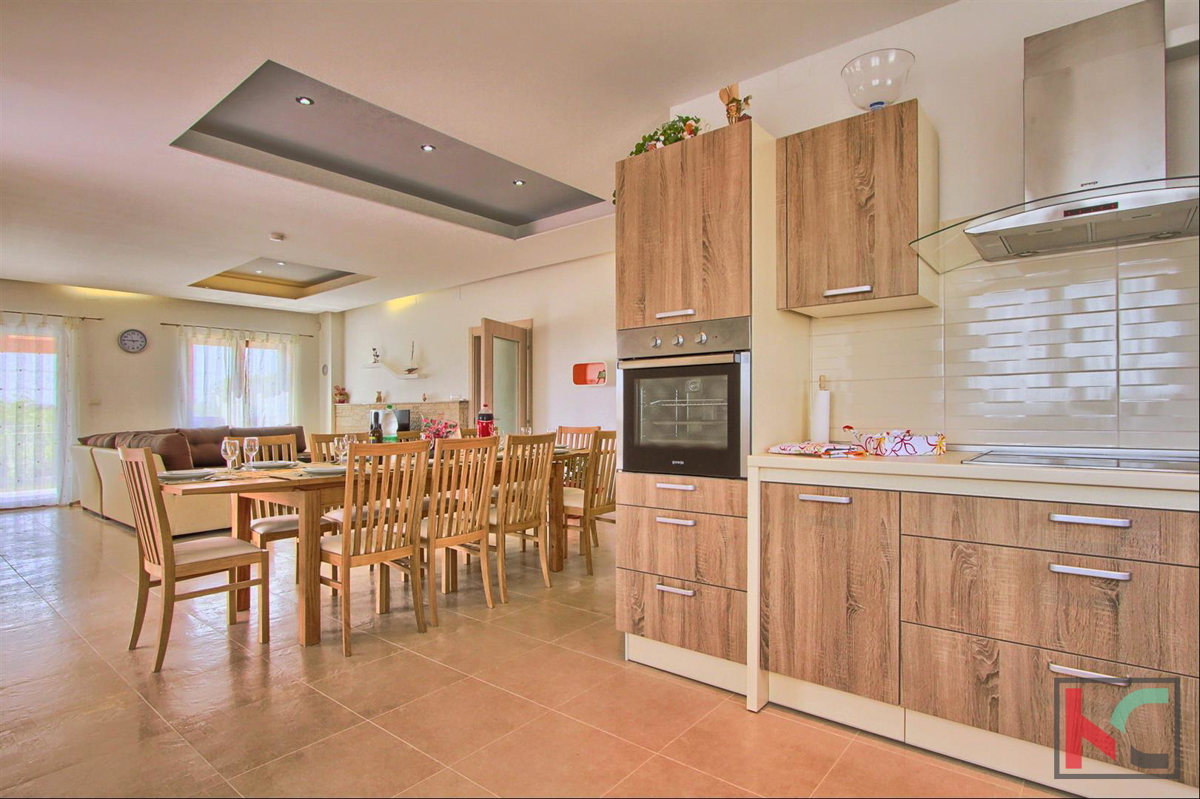 Štokovci - Luksuzna vila s 4 * z vrtom 2000m2