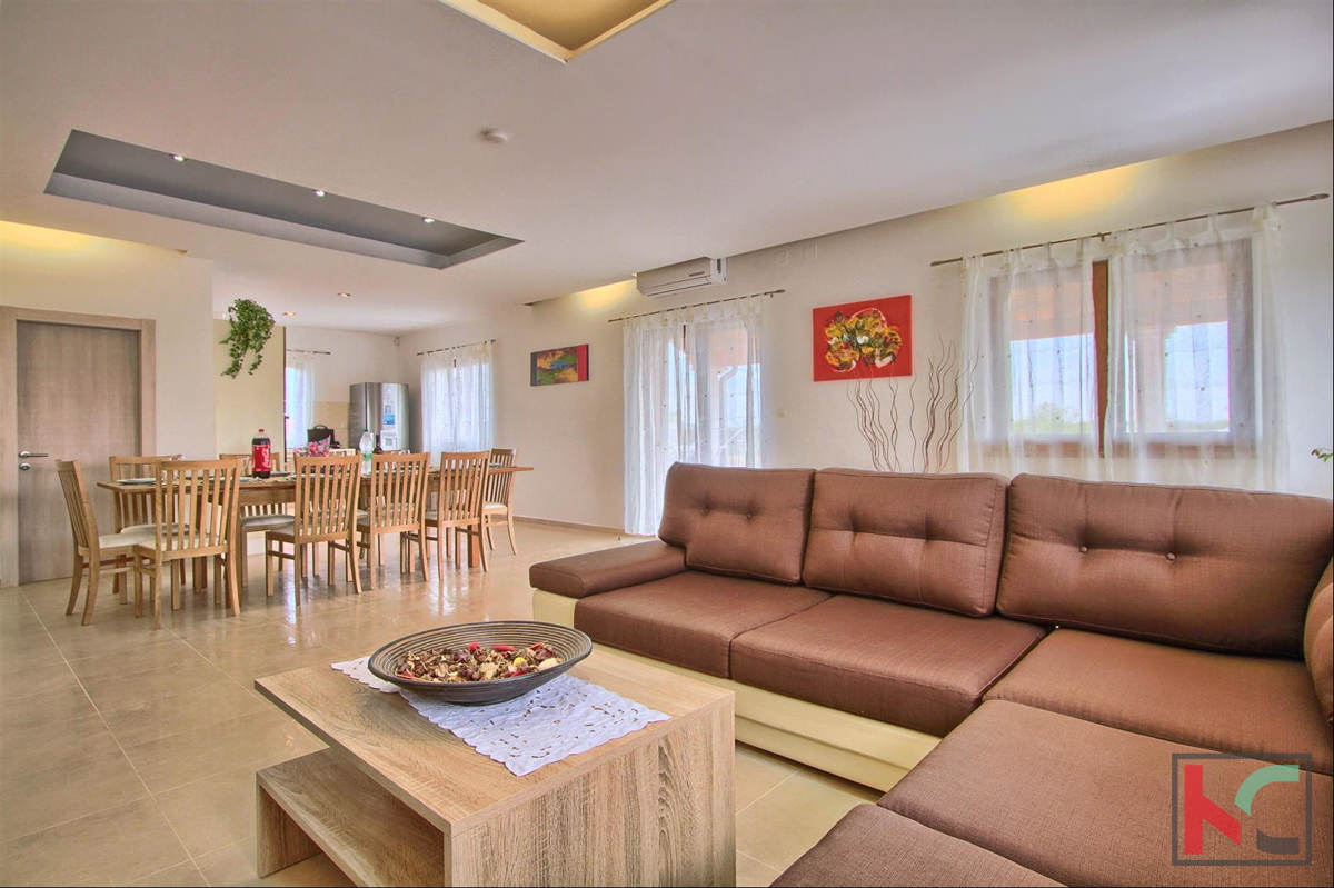 Štokovci - Luksuzna vila s 4 * z vrtom 2000m2