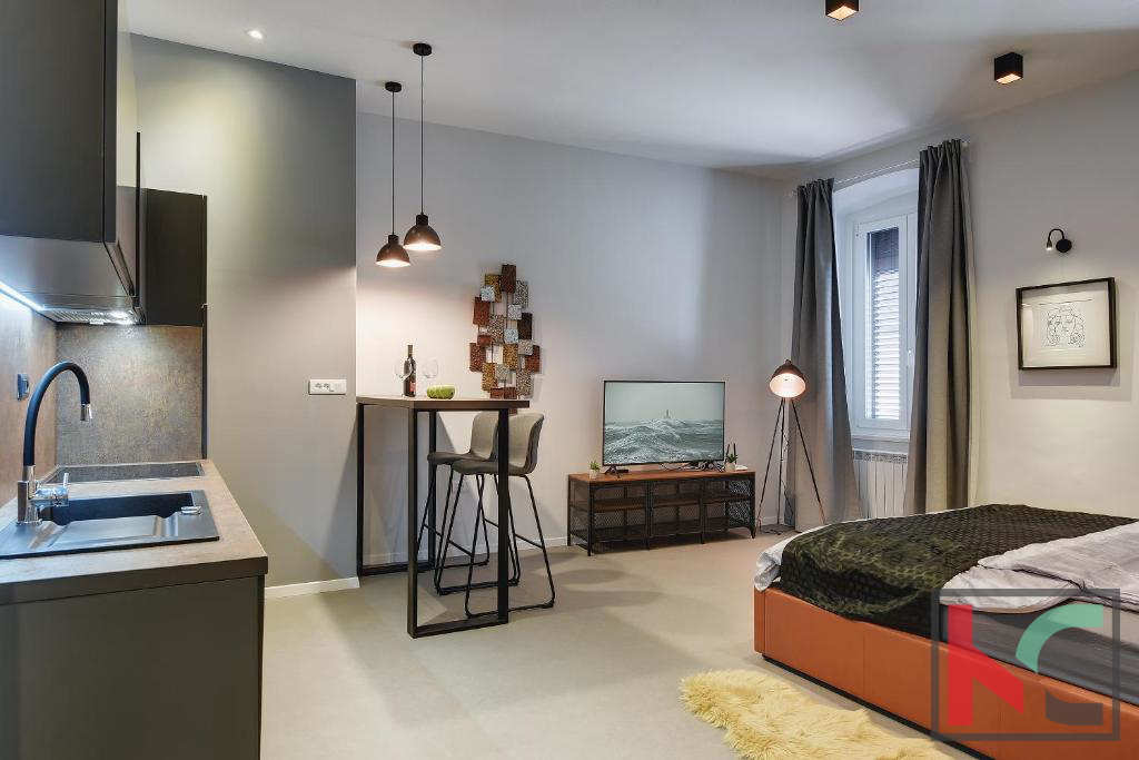 Istra, Pula, Riva, adaptirano stanovanje 129,37m2 s tremi stanovanjskimi enotami