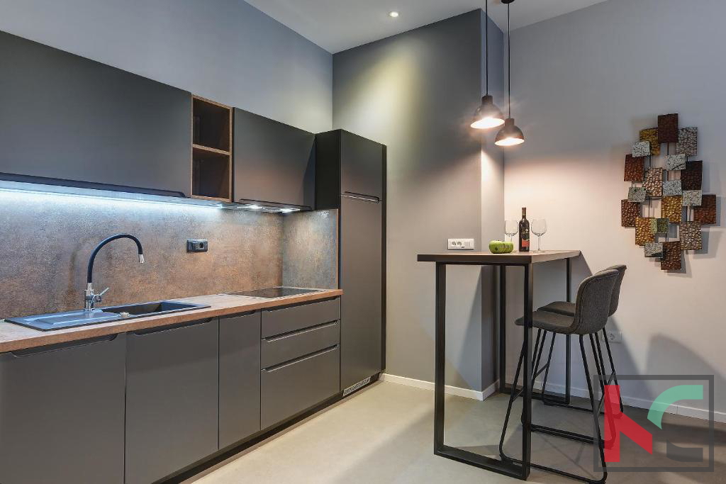 Istra, Pula, Riva, adaptirano stanovanje 129,37m2 s tremi stanovanjskimi enotami