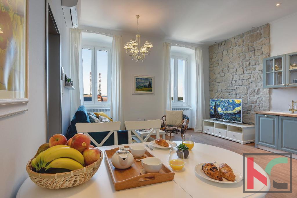 Istra, Pula, Riva, adaptirano stanovanje 129,37m2 s tremi stanovanjskimi enotami