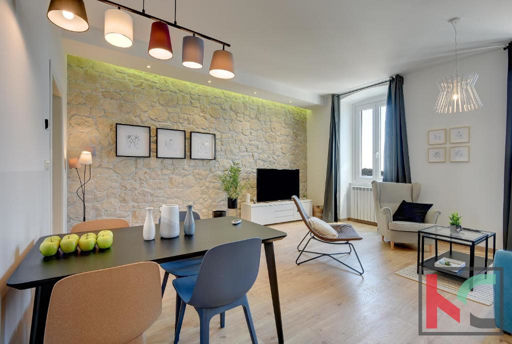 Istra, Pula, Riva, adaptirano stanovanje 129,37m2 s tremi stanovanjskimi enotami