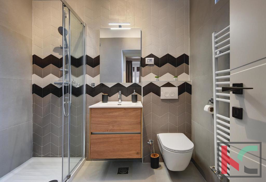 Istra, Pula, Riva, adaptirano stanovanje 129,37m2 s tremi stanovanjskimi enotami