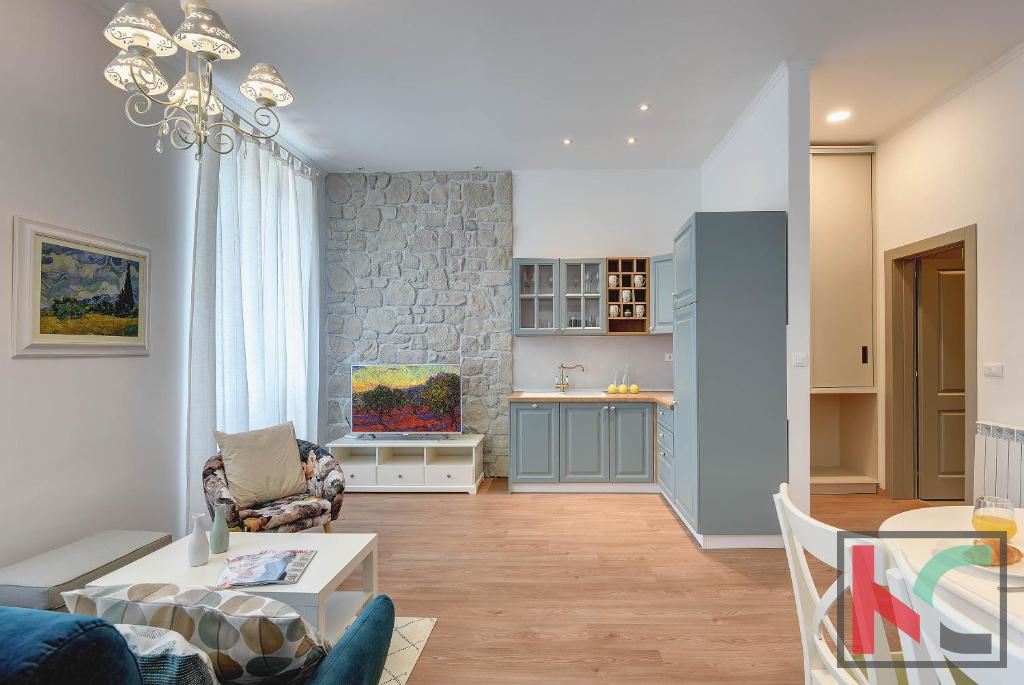 Istra, Pula, Riva, adaptirano stanovanje 129,37m2 s tremi stanovanjskimi enotami