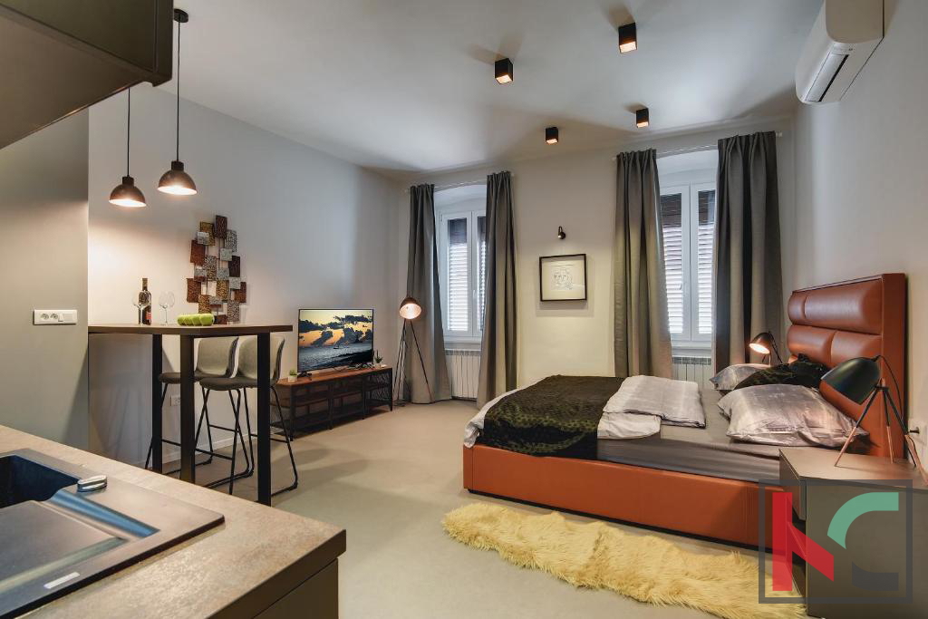 Istra, Pula, Riva, adaptirano stanovanje 129,37m2 s tremi stanovanjskimi enotami