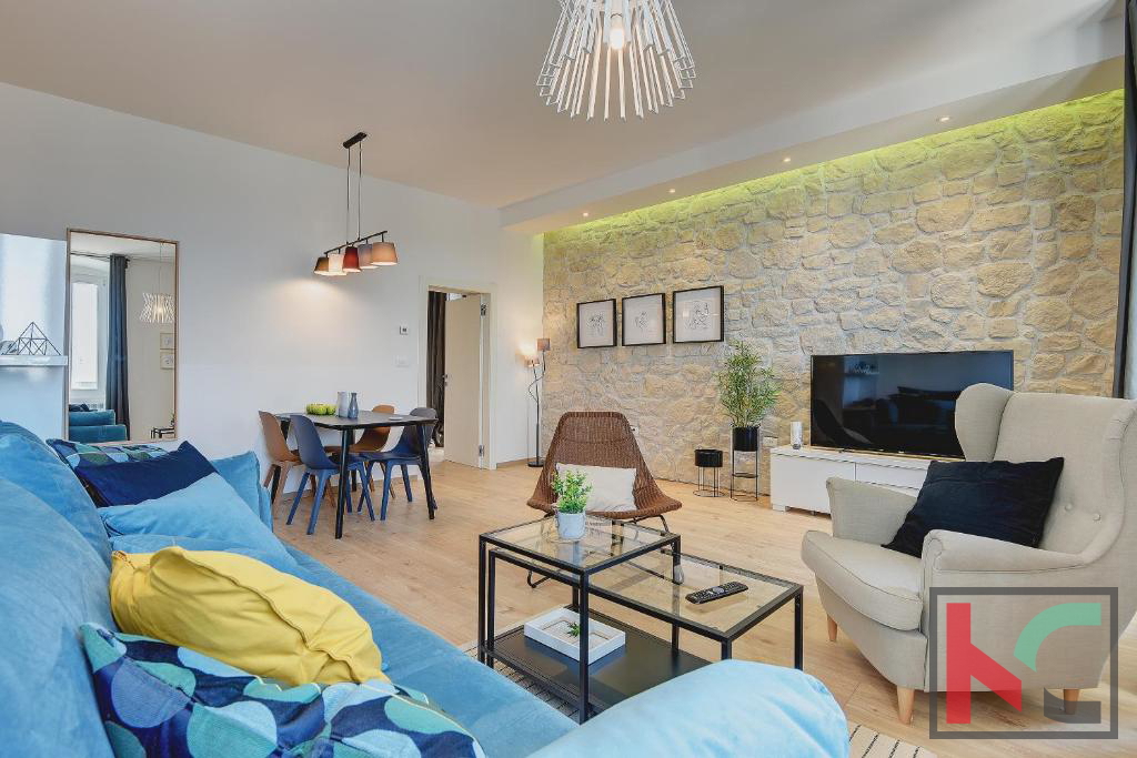 Istra, Pula, Riva, adaptirano stanovanje 129,37m2 s tremi stanovanjskimi enotami