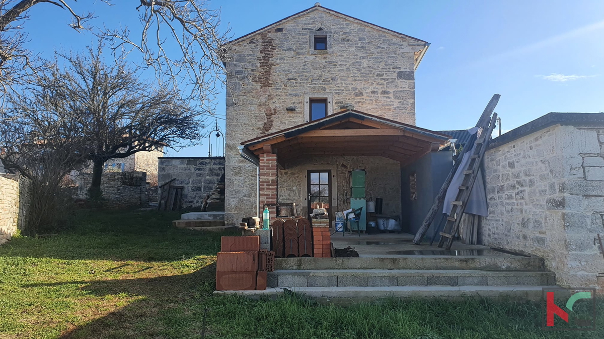 Občina Svetvinčenat, prodamo hišo v fazi obnove z zunanjo kuhinjo in bazenom #prodaja