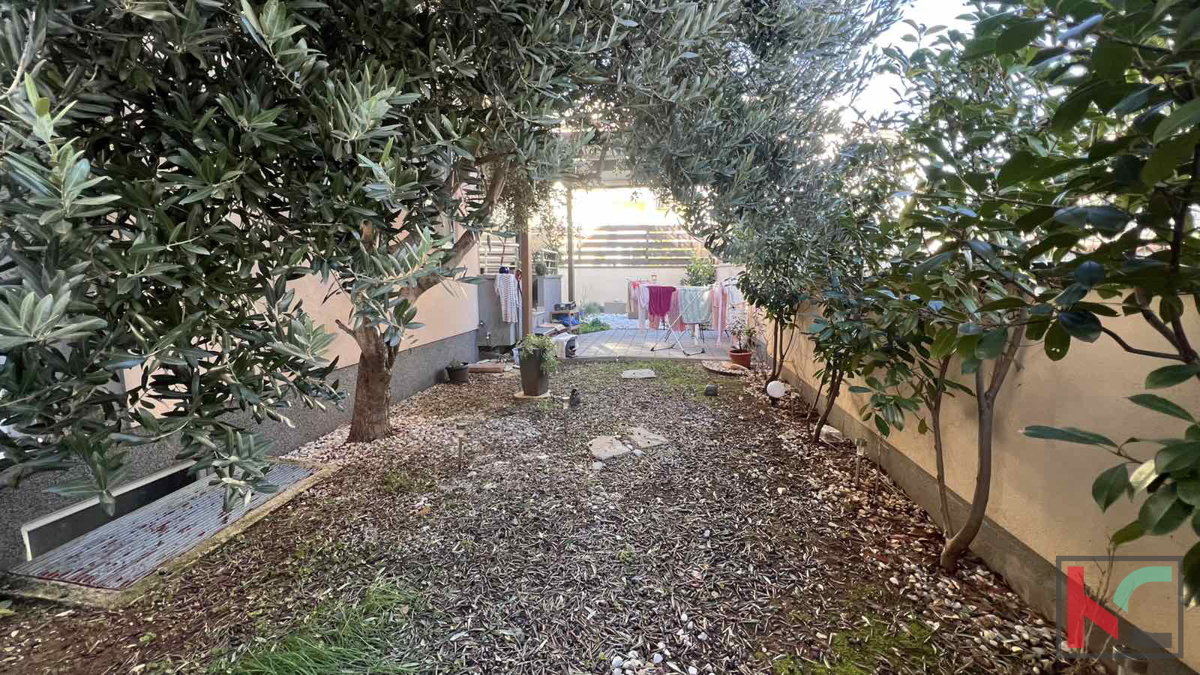 Pula, Monte Magno, moderno dvosobno stanovanje s čudovitim vrtom in bazenom
