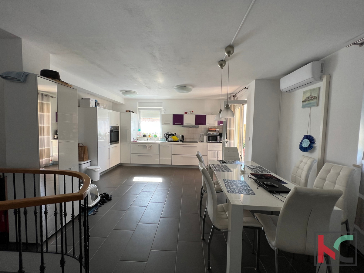 Istra, Medulin, luksuzno dvoetažno stanovanje 122,60 m2, pogled na morje, bazen