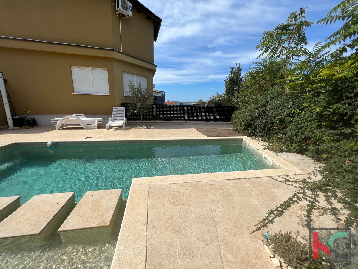 Istra, Medulin, luksuzno dvoetažno stanovanje 122,60 m2, pogled na morje, bazen