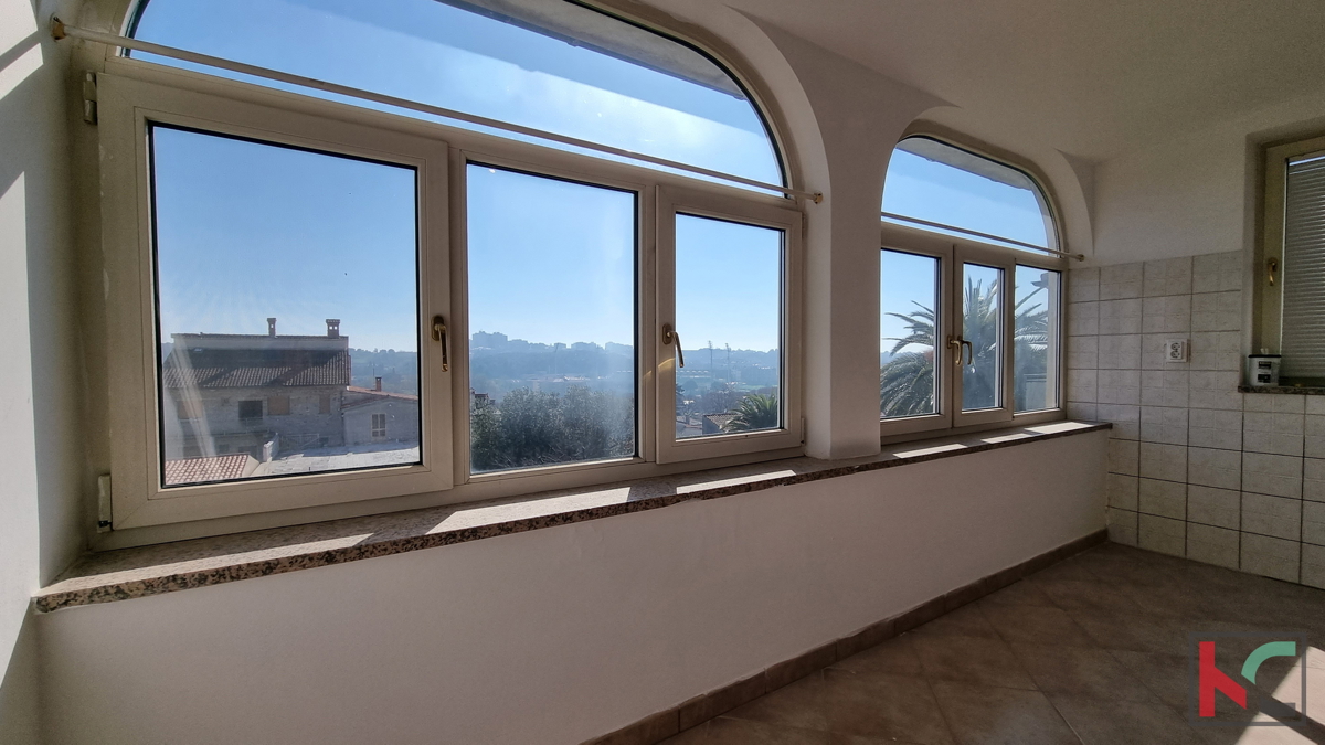 Pula, naselje Šišan, etaža hiše 134m2 s 400m2 vrta/odprt pogled na mesto, #prodaja