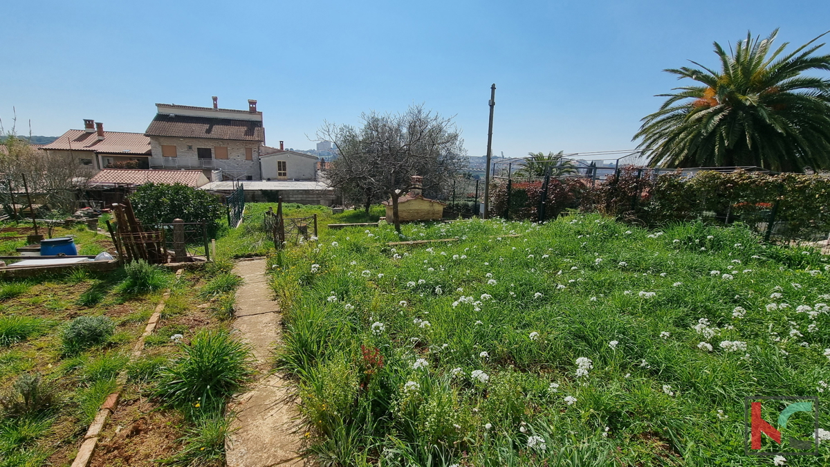 Pula, naselje Šišan, etaža hiše 134m2 s 400m2 vrta/odprt pogled na mesto, #prodaja
