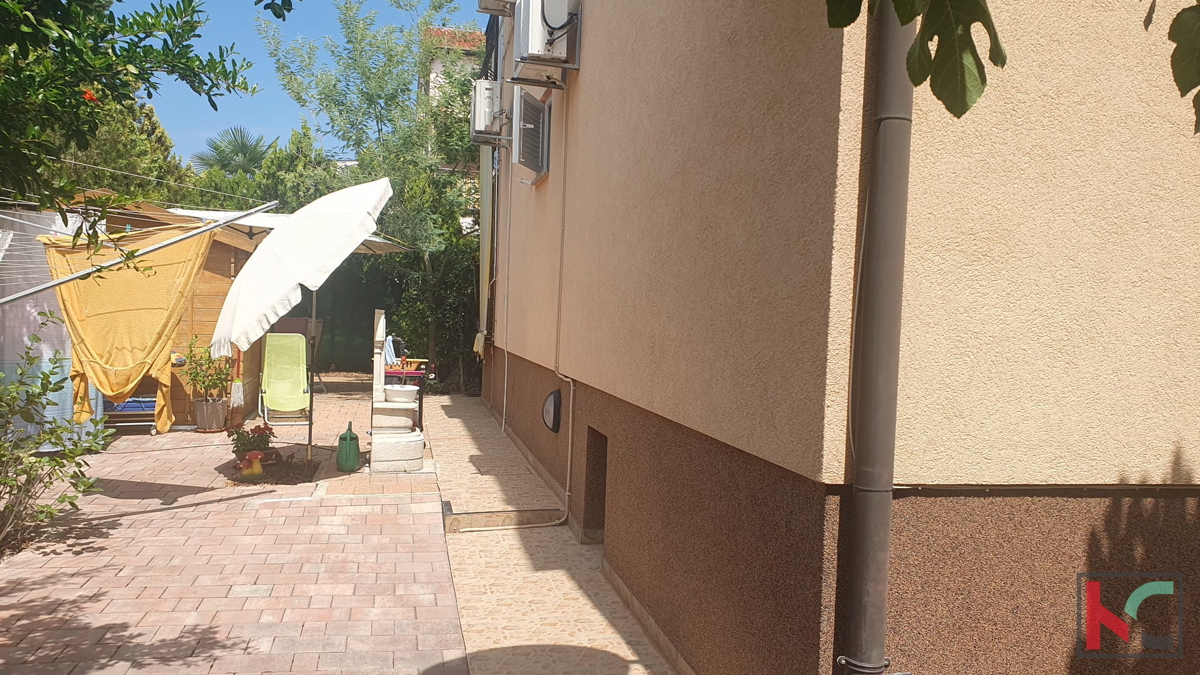 Poreč, okolica, veliko trisobno stanovanje z vrtom in dvoriščem #prodaja