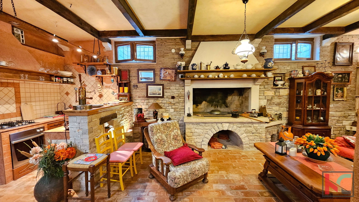 Istra, Rovinj, apartma z rustikalno konobo, terasa, 550m do plaže, #prodaja
