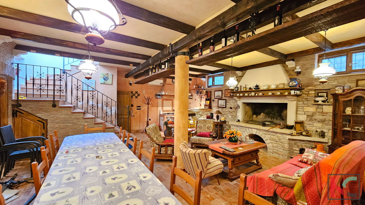 Istra, Rovinj, apartma z rustikalno konobo, terasa, 550m do plaže, #prodaja