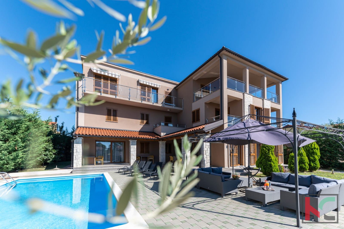 ISTRA, VOLME, STAN 240,65 M2 S 190 M2 OKUĆNICE IN PRIVATNIM BAZENOM #PRODAJA