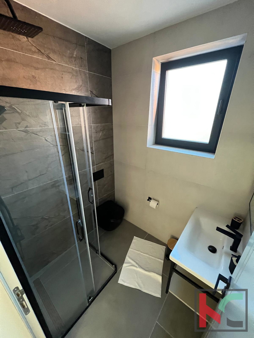 ISTRA, SVETVINČENAT, MODERNA VILA Z BAZENOM #PRODAJA