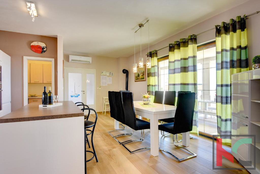 Istra, Medulin, luksuzna vila z bazenom in urejenim vrtom 1100m2, 300m od morja