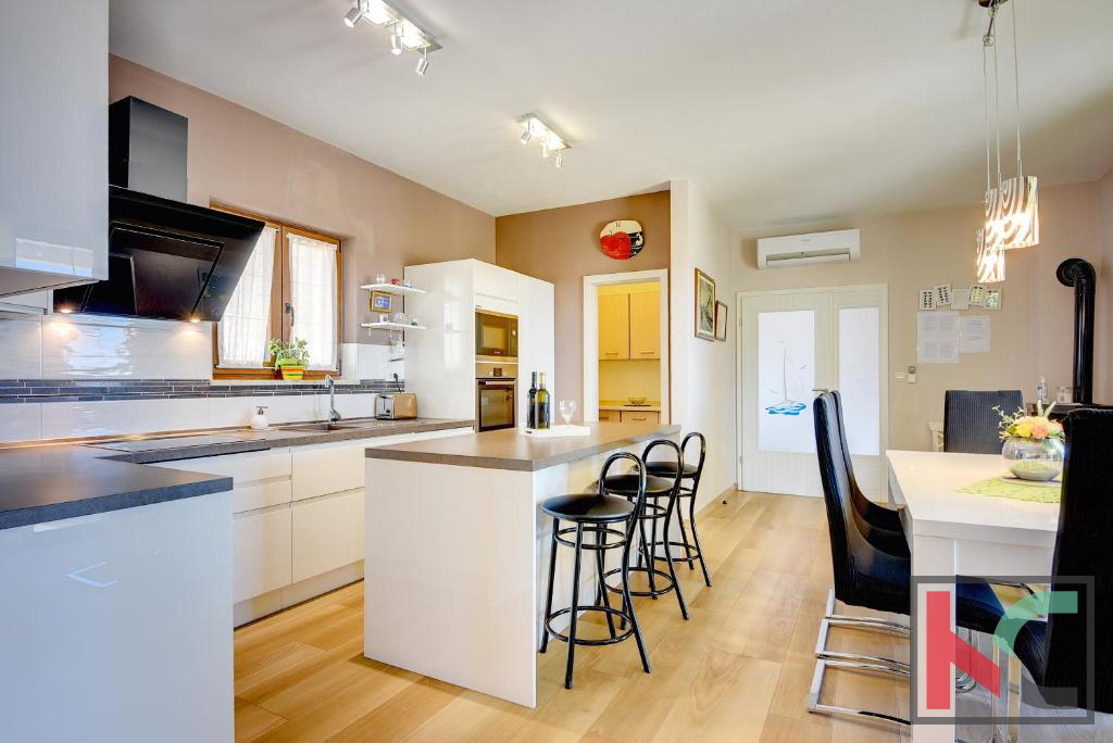 Istra, Medulin, luksuzna vila z bazenom in urejenim vrtom 1100m2, 300m od morja