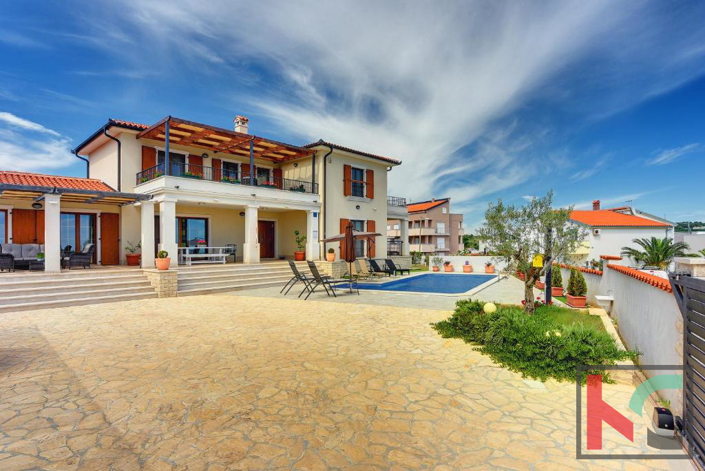 Istra, Medulin, luksuzna vila z bazenom in urejenim vrtom 1100m2, 300m od morja