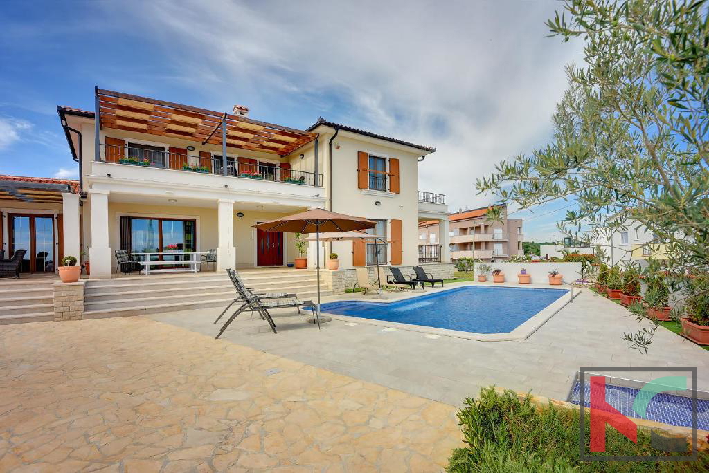 Istra, Medulin, luksuzna vila z bazenom in urejenim vrtom 1100m2, 300m od morja