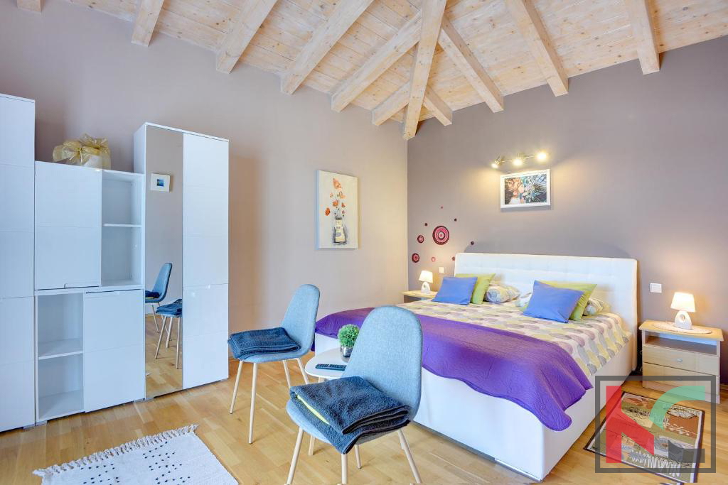 Istra, Medulin, luksuzna vila z bazenom in urejenim vrtom 1100m2, 300m od morja