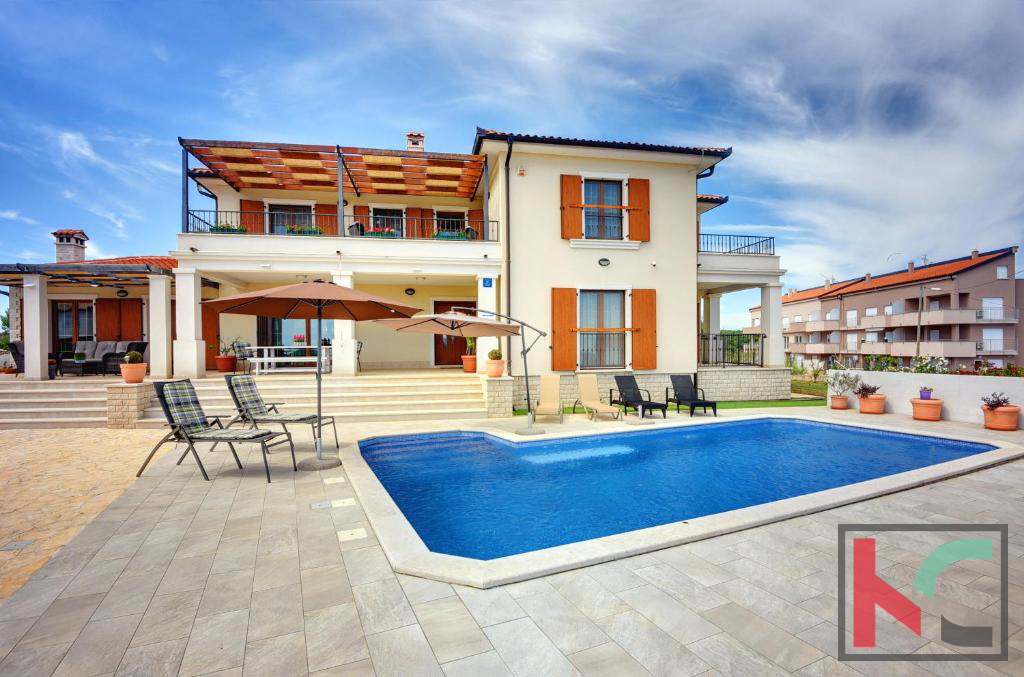Istra, Medulin, luksuzna vila z bazenom in urejenim vrtom 1100m2, 300m od morja