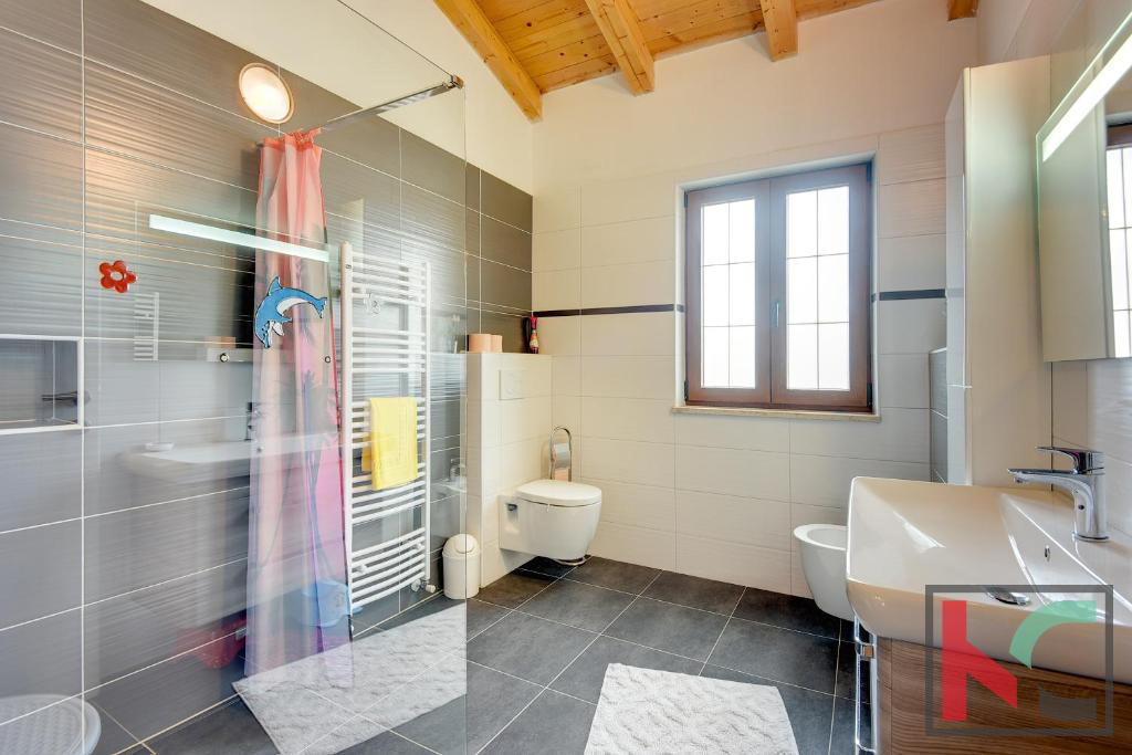 Istra, Medulin, luksuzna vila z bazenom in urejenim vrtom 1100m2, 300m od morja