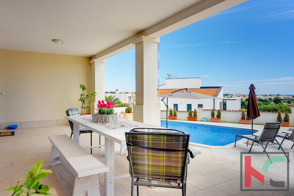 Istra, Medulin, luksuzna vila z bazenom in urejenim vrtom 1100m2, 300m od morja
