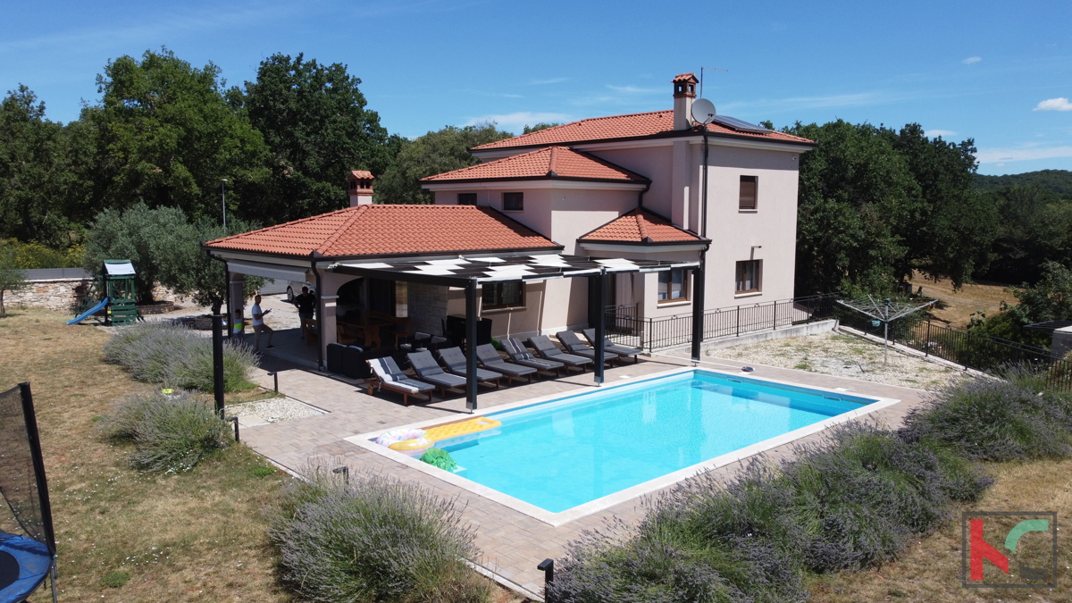 Rovinj, kombinacija moderne in rustikalne vile z bazenom na 2500m2 velikem vrtu