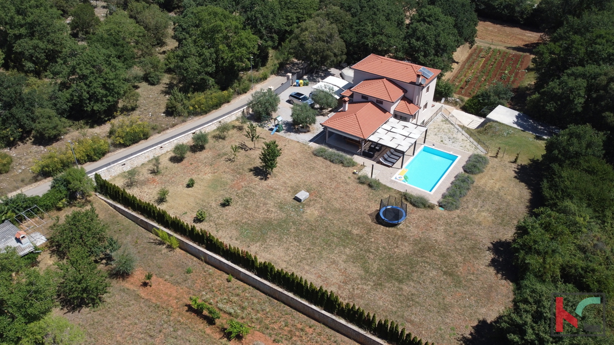 Rovinj, kombinacija moderne in rustikalne vile z bazenom na 2500m2 velikem vrtu