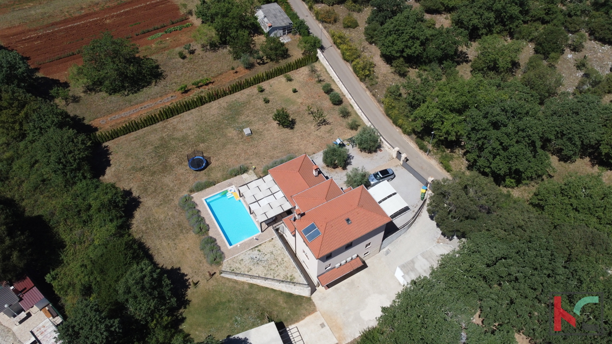 Rovinj, kombinacija moderne in rustikalne vile z bazenom na 2500m2 velikem vrtu