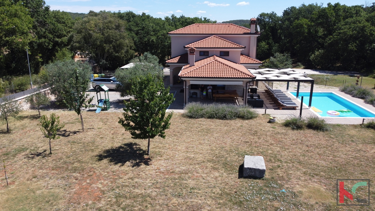 Rovinj, kombinacija moderne in rustikalne vile z bazenom na 2500m2 velikem vrtu