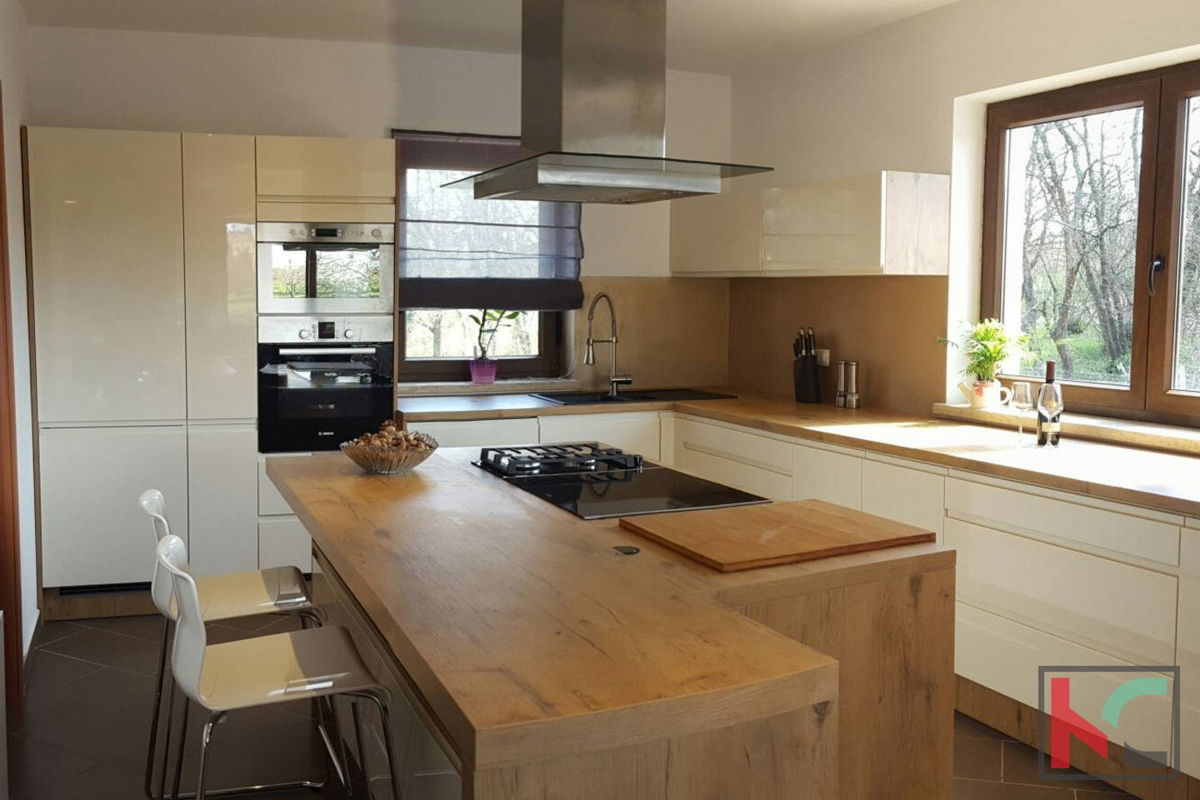 Rovinj, kombinacija moderne in rustikalne vile z bazenom na 2500m2 velikem vrtu
