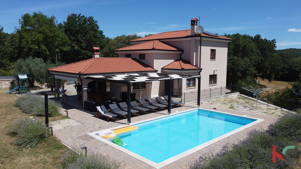 Rovinj, kombinacija moderne in rustikalne vile z bazenom na 2500m2 velikem vrtu