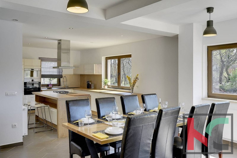 Rovinj, kombinacija moderne in rustikalne vile z bazenom na 2500m2 velikem vrtu