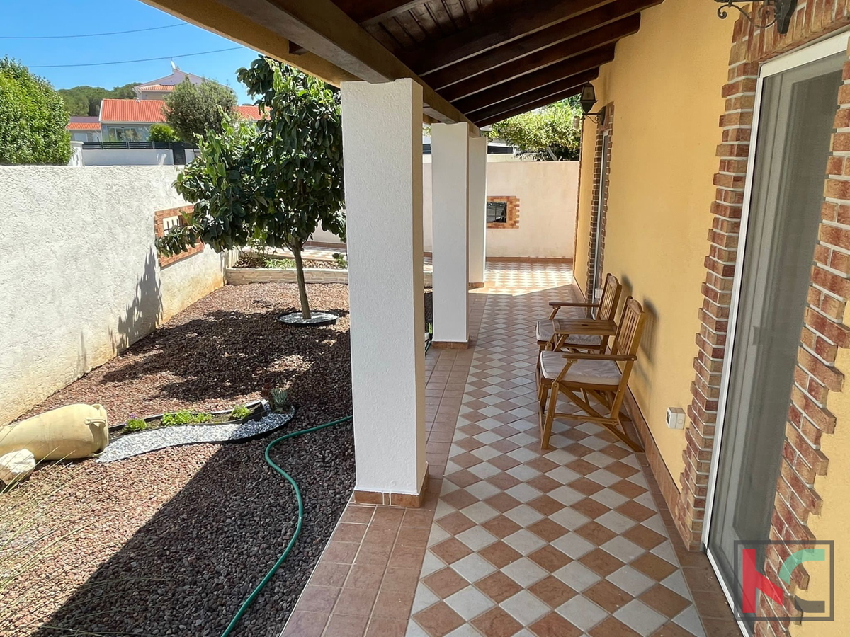 Istra, Medulin, Pomer, hiša s 4 apartmaji in urejenim vrtom
