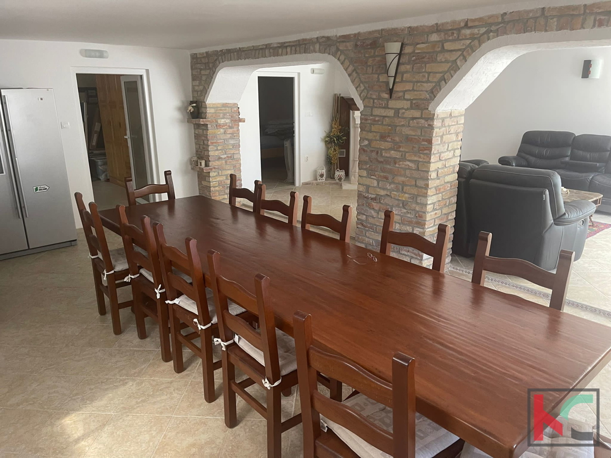 Istra, Medulin, Pomer, hiša s 4 apartmaji in urejenim vrtom