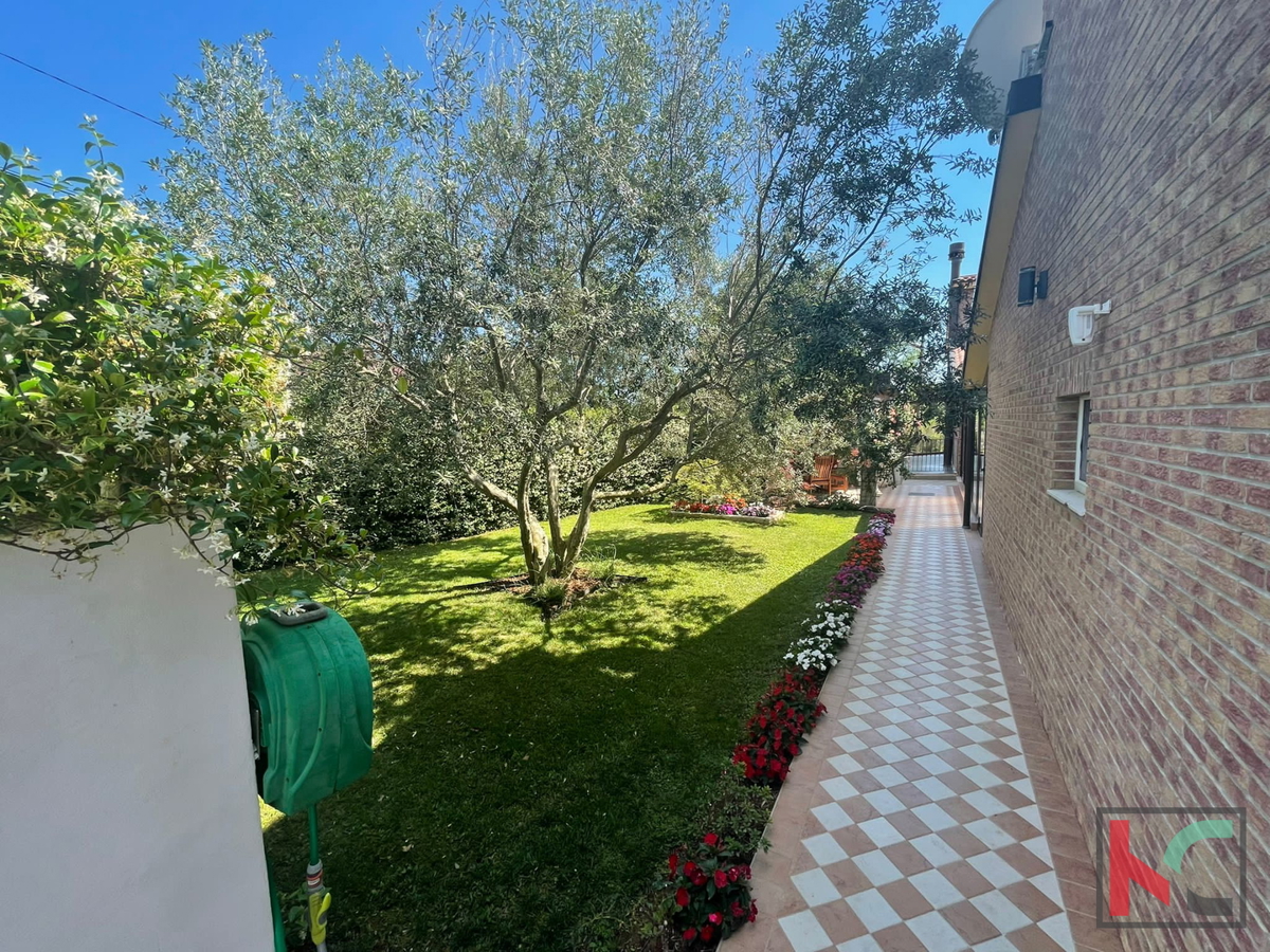 Istra, Medulin, Pomer, hiša s 4 apartmaji in urejenim vrtom
