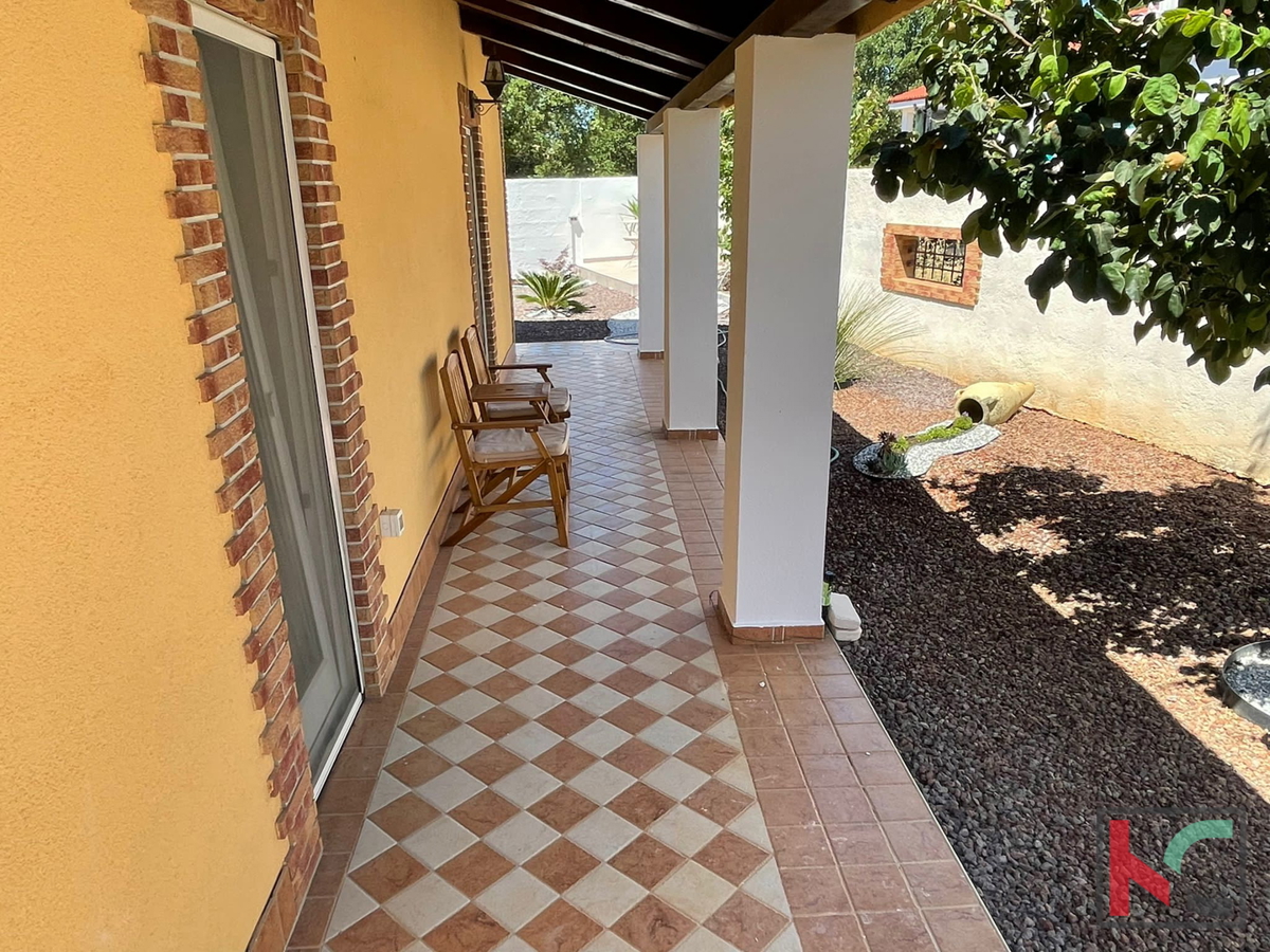 Istra, Medulin, Pomer, hiša s 4 apartmaji in urejenim vrtom