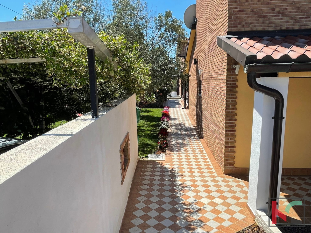 Istra, Medulin, Pomer, hiša s 4 apartmaji in urejenim vrtom