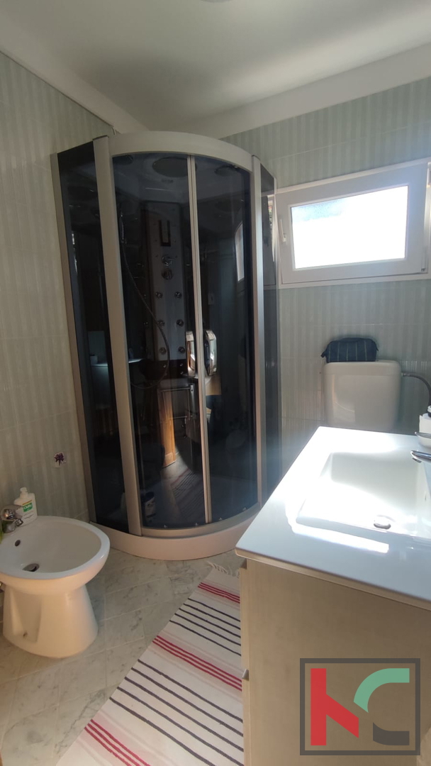 Istra, Medulin, Pomer, hiša s 4 apartmaji in urejenim vrtom