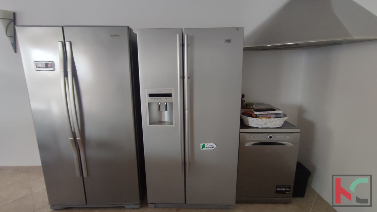 Istra, Medulin, Pomer, hiša s 4 apartmaji in urejenim vrtom