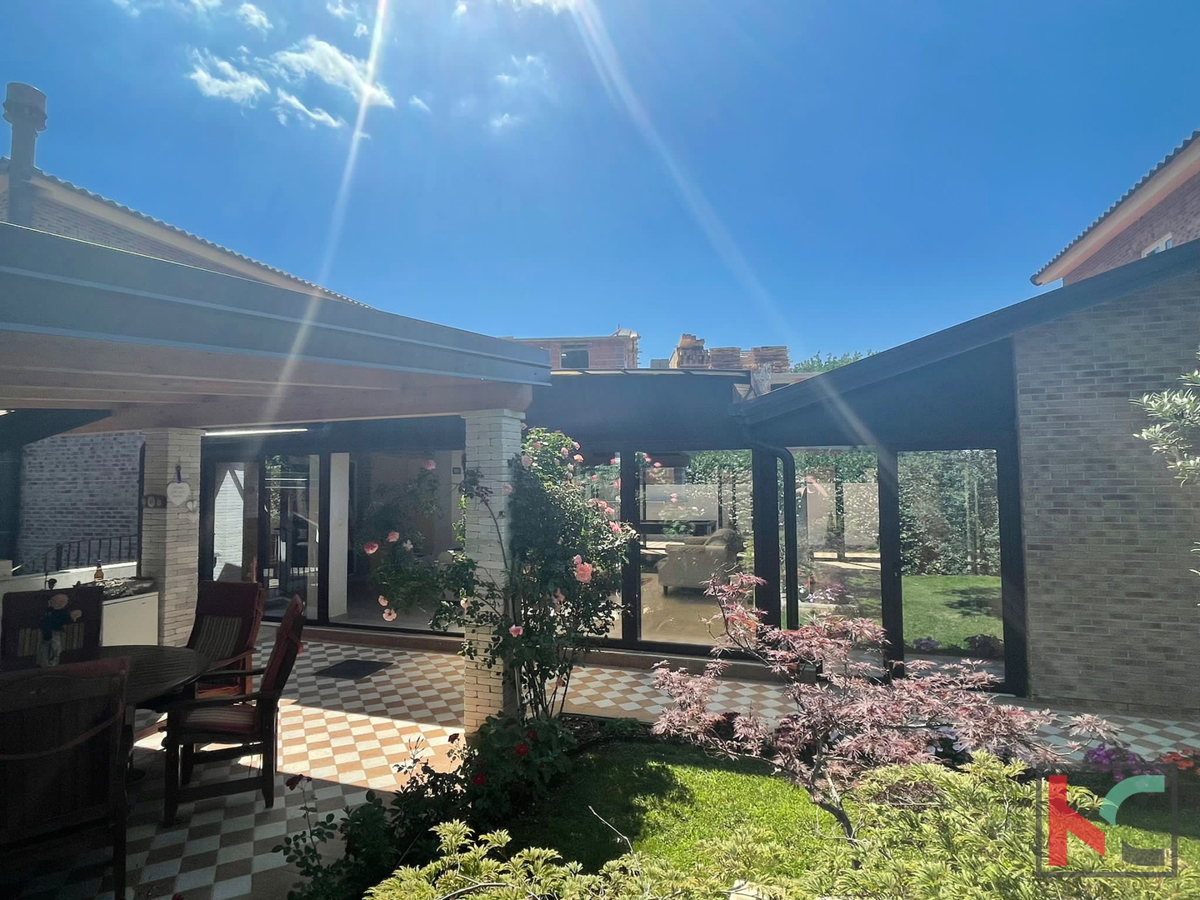 Istra, Medulin, Pomer, hiša s 4 apartmaji in urejenim vrtom