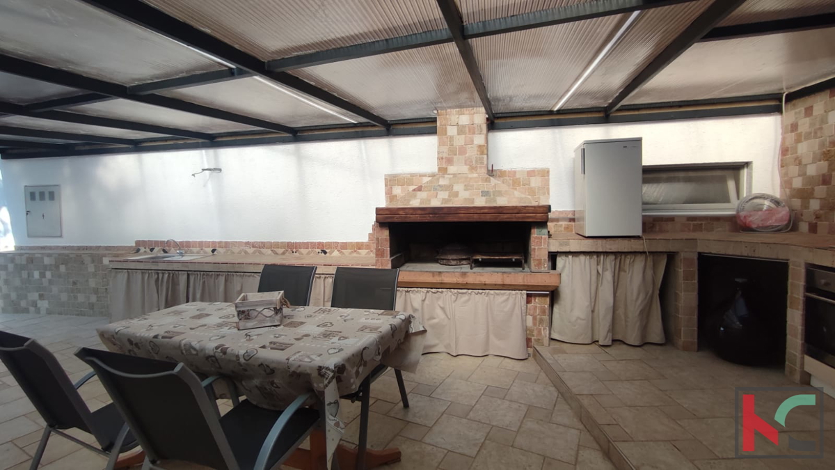 Istra, Medulin, Pomer, hiša s 4 apartmaji in urejenim vrtom
