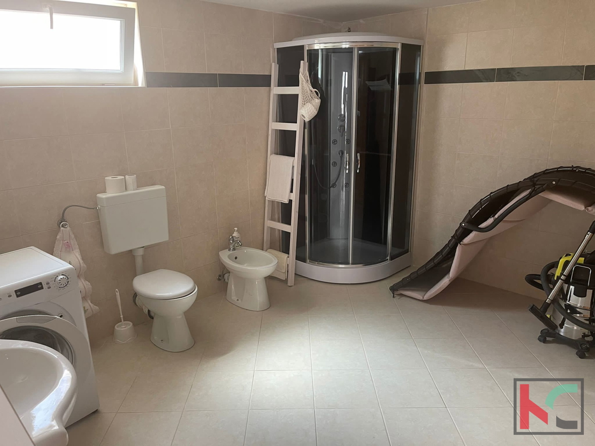 Istra, Medulin, Pomer, hiša s 4 apartmaji in urejenim vrtom
