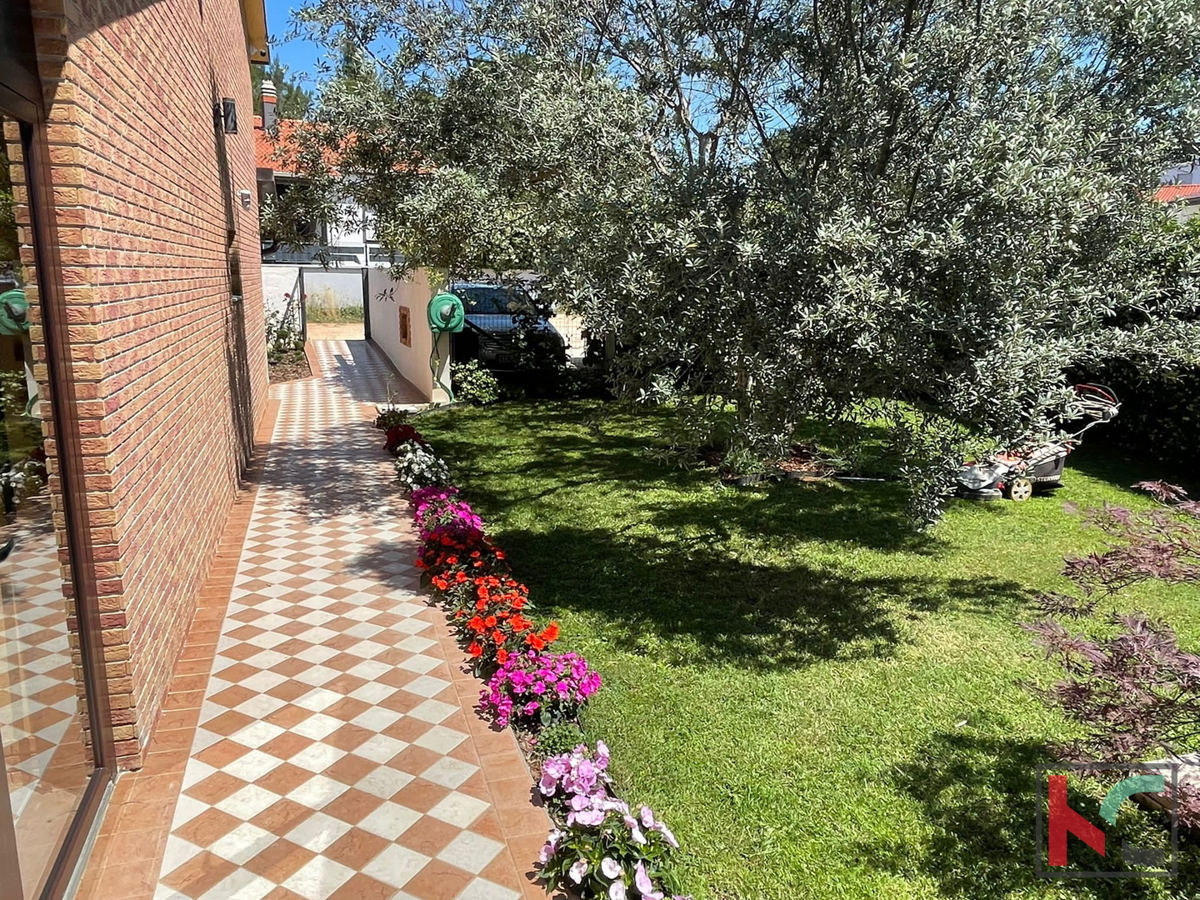 Istra, Medulin, Pomer, hiša s 4 apartmaji in urejenim vrtom
