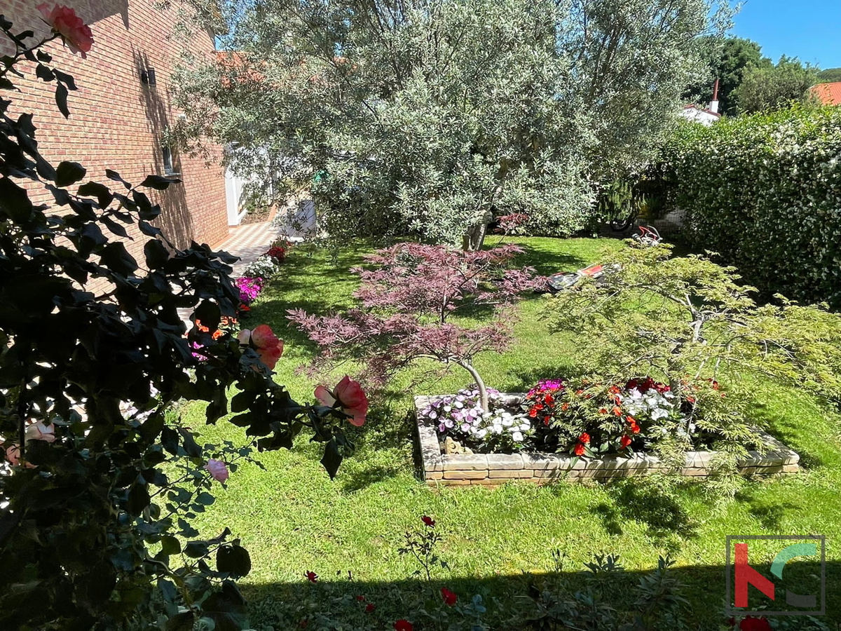 Istra, Medulin, Pomer, hiša s 4 apartmaji in urejenim vrtom